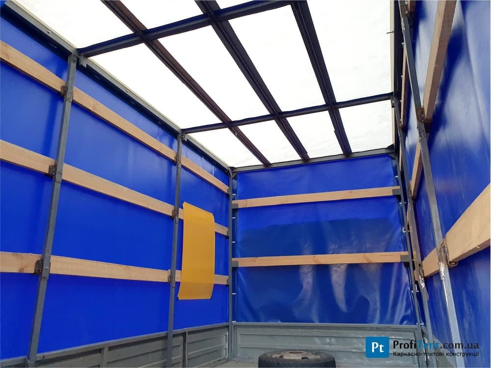 Дах тента на вантажному автомобілі
