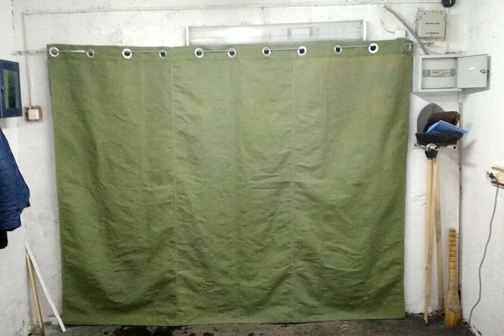 Шторы из брезента для гаража